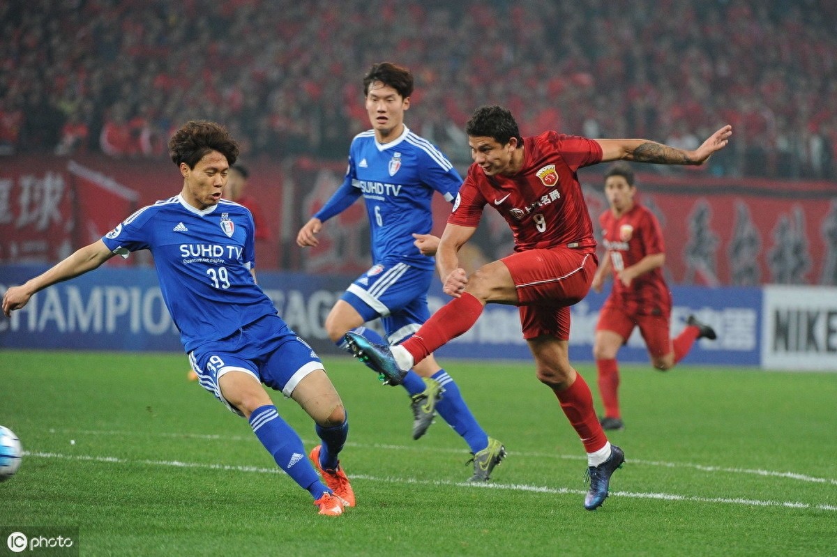 “艾克森”入选国足集训名单,回顾“埃神”中国踢球历史性瞬间