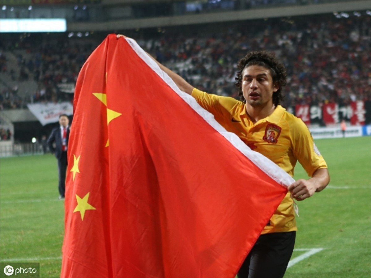 “艾克森”入选国足集训名单,回顾“埃神”中国踢球历史性瞬间