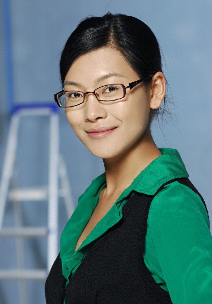 环球小姐冠军出身的齐芳,以其美貌和魅力成为众多观众心中的女神