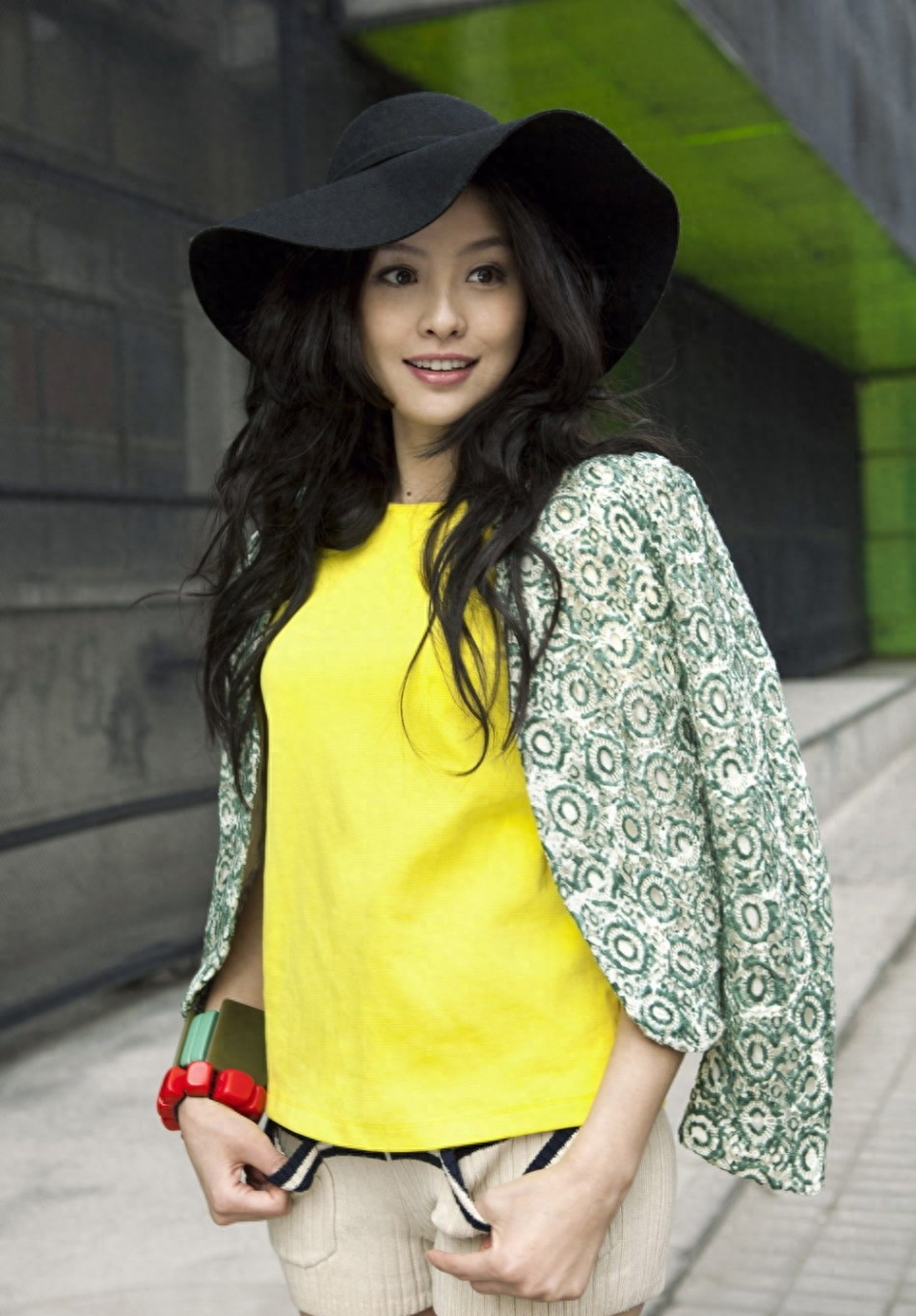 环球小姐冠军出身的齐芳,以其美貌和魅力成为众多观众心中的女神