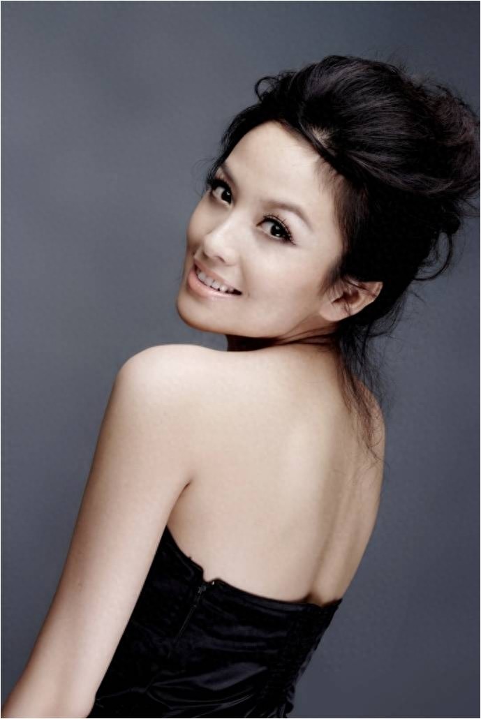 环球小姐冠军出身的齐芳,以其美貌和魅力成为众多观众心中的女神