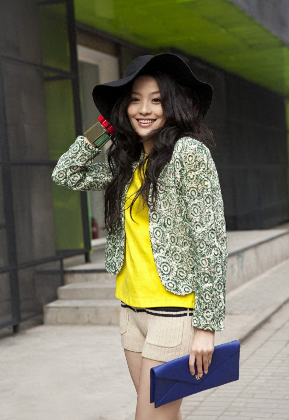 环球小姐冠军出身的齐芳,以其美貌和魅力成为众多观众心中的女神