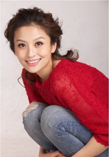 环球小姐冠军出身的齐芳,以其美貌和魅力成为众多观众心中的女神