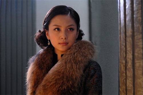 环球小姐冠军出身的齐芳,以其美貌和魅力成为众多观众心中的女神