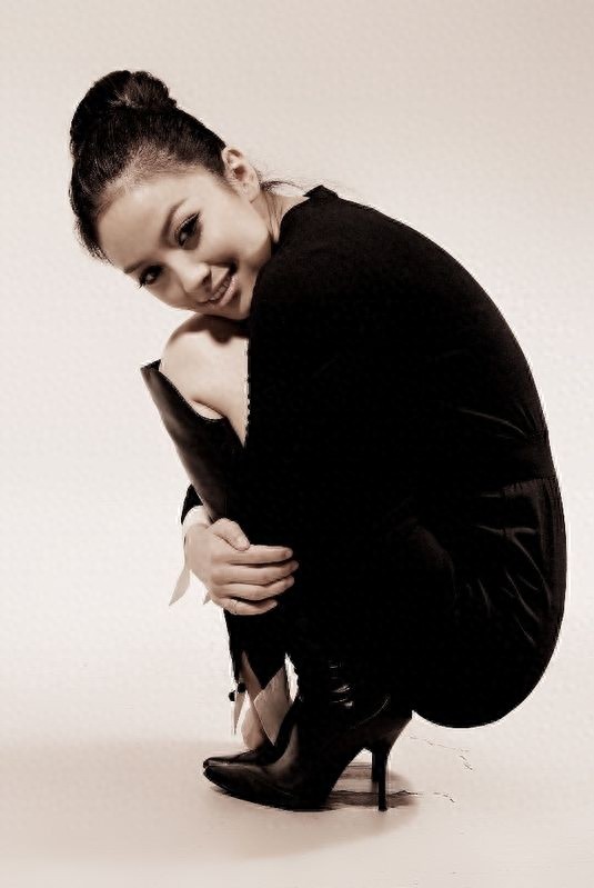 环球小姐冠军出身的齐芳,以其美貌和魅力成为众多观众心中的女神