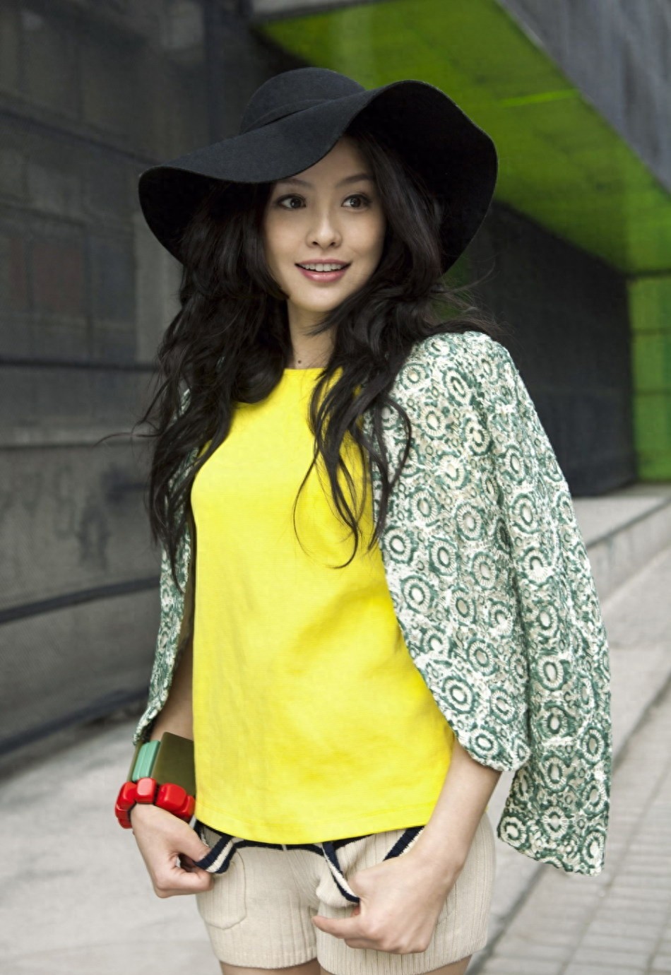 环球小姐冠军出身的齐芳,以其美貌和魅力成为众多观众心中的女神