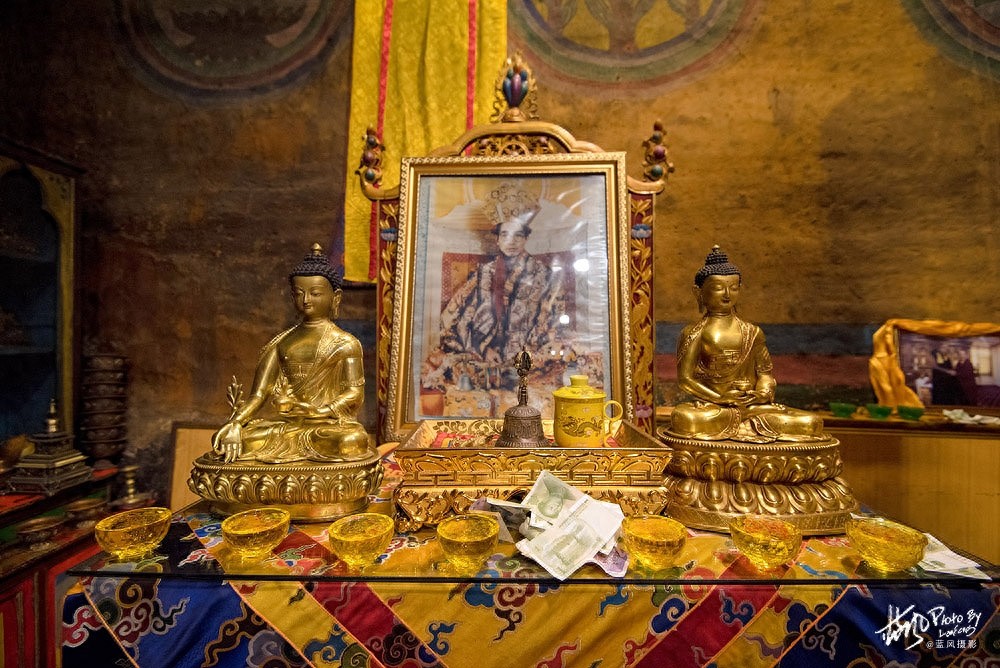 文成公主庙，因其悠久的历史文化，被当地人称为玉树高原洞天福地