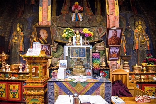 文成公主庙，因其悠久的历史文化，被当地人称为玉树高原洞天福地