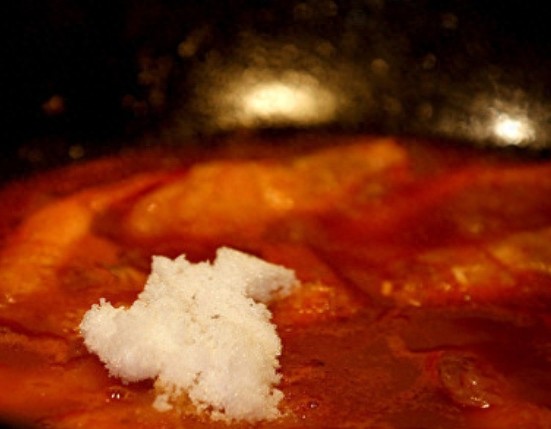 滋味美到心里，教您烹制酸甜可口的红焖大虾