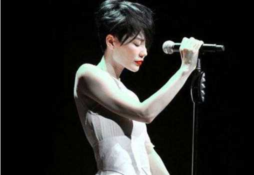 王菲欲夺女儿抚养权(为什么两个孩子的抚养权她会区别对待)