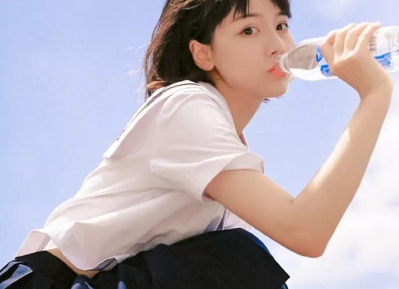 做梦抓鱼什么意思，梦见鱼和水是什么预兆