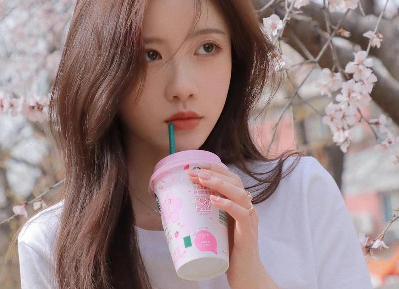 一个男人对你眨左眼说明什么