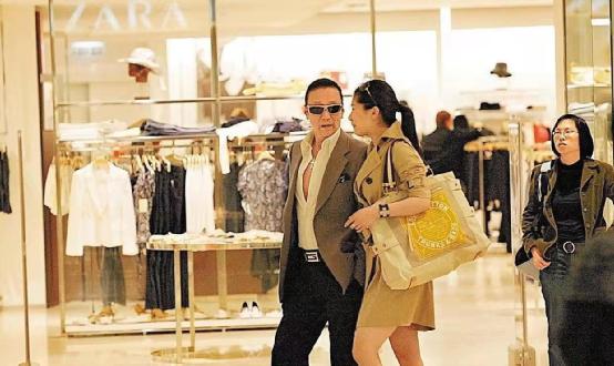 coco跟谢贤分手现在去哪了 被谢贤养了12年用青春换来2000万(20)