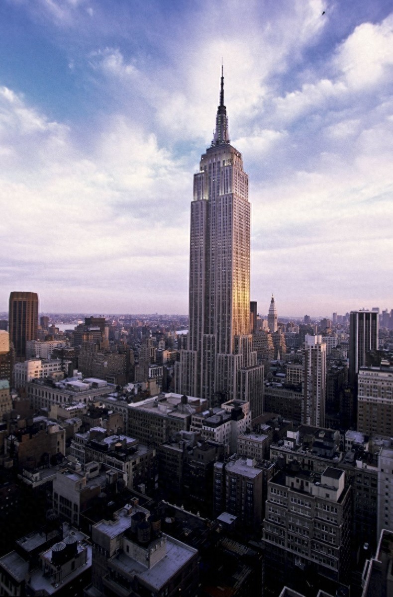 建于1931年的帝国大厦高度400米,竣工仅用1年时间