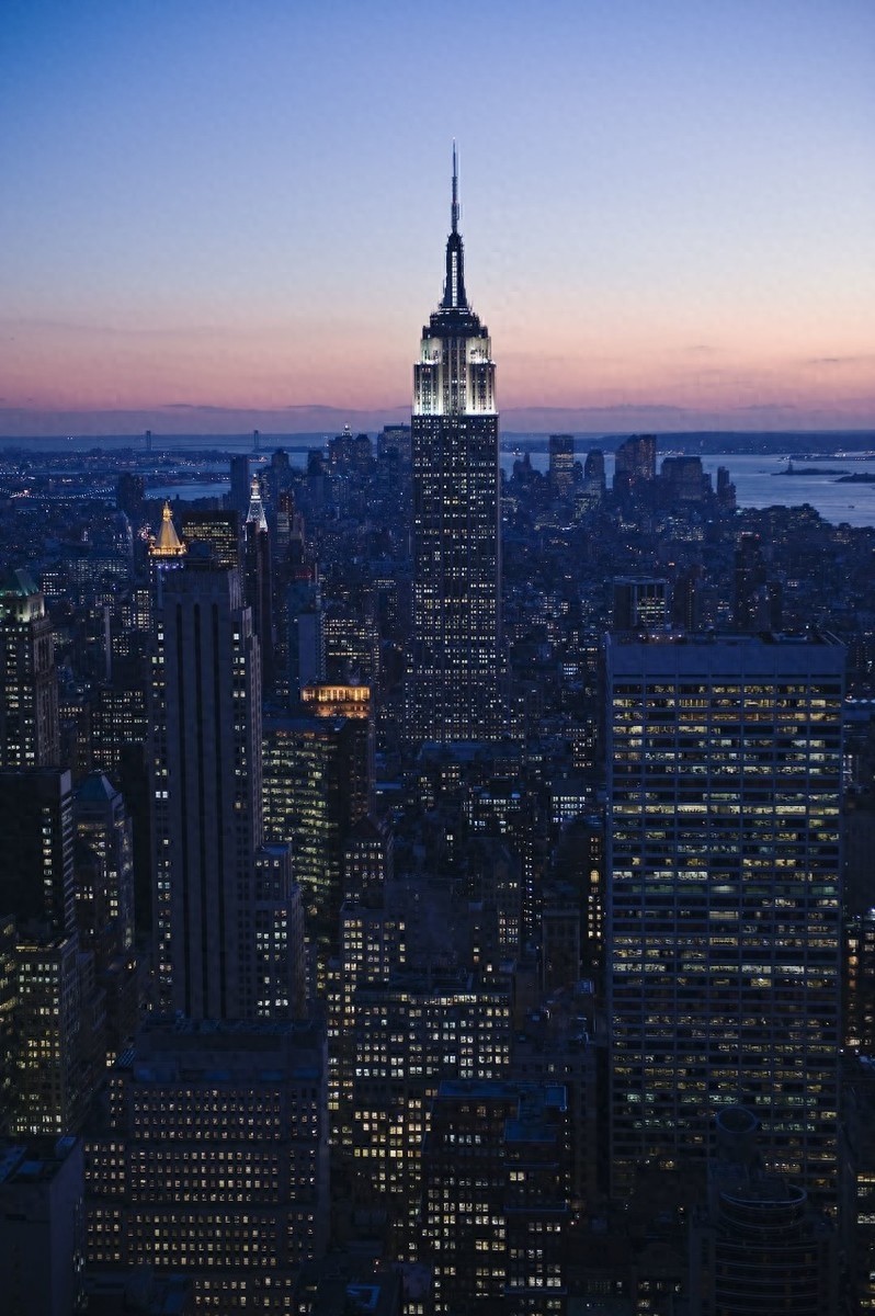 建于1931年的帝国大厦高度400米,竣工仅用1年时间