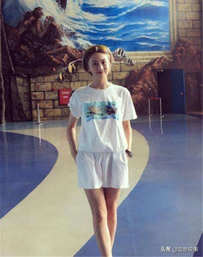 翟星月一组潮女生活照,你相信她是象牙山村美发的苏玉红吗?