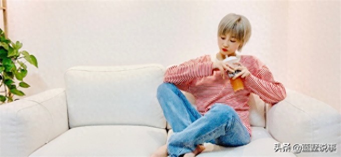 翟星月一组潮女生活照,你相信她是象牙山村美发的苏玉红吗?