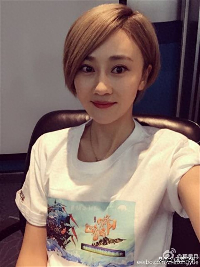 翟星月一组潮女生活照,你相信她是象牙山村美发的苏玉红吗?