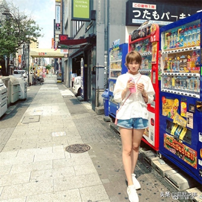 翟星月一组潮女生活照,你相信她是象牙山村美发的苏玉红吗?