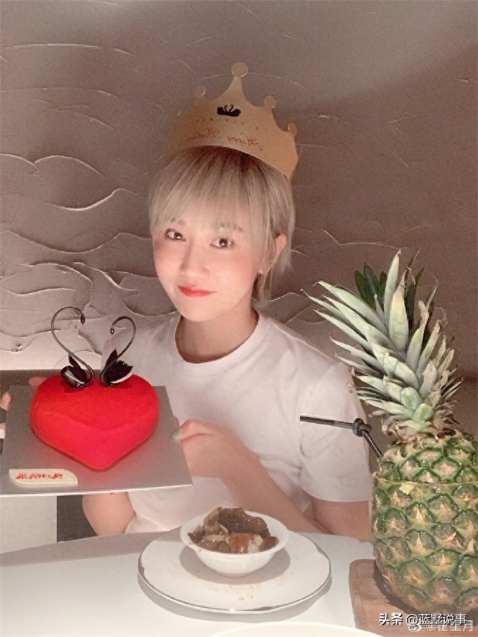 翟星月一组潮女生活照,你相信她是象牙山村美发的苏玉红吗?