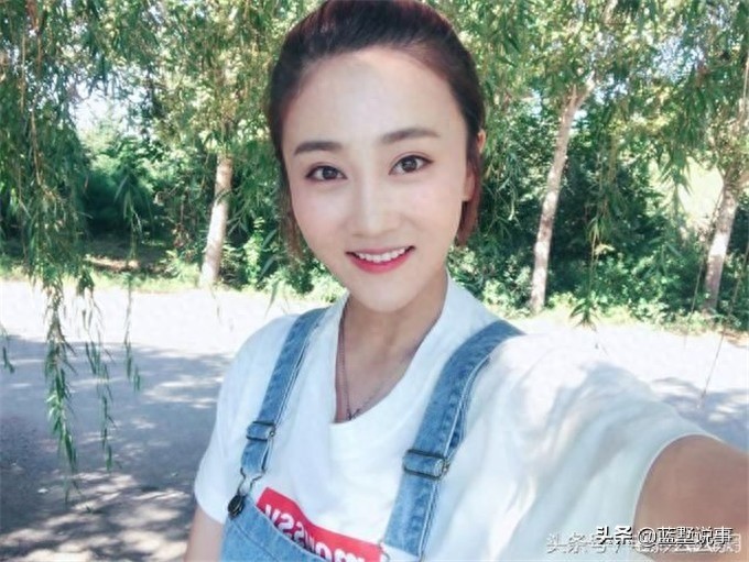 翟星月一组潮女生活照,你相信她是象牙山村美发的苏玉红吗?