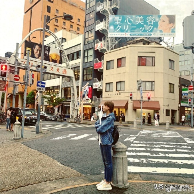 翟星月一组潮女生活照,你相信她是象牙山村美发的苏玉红吗?