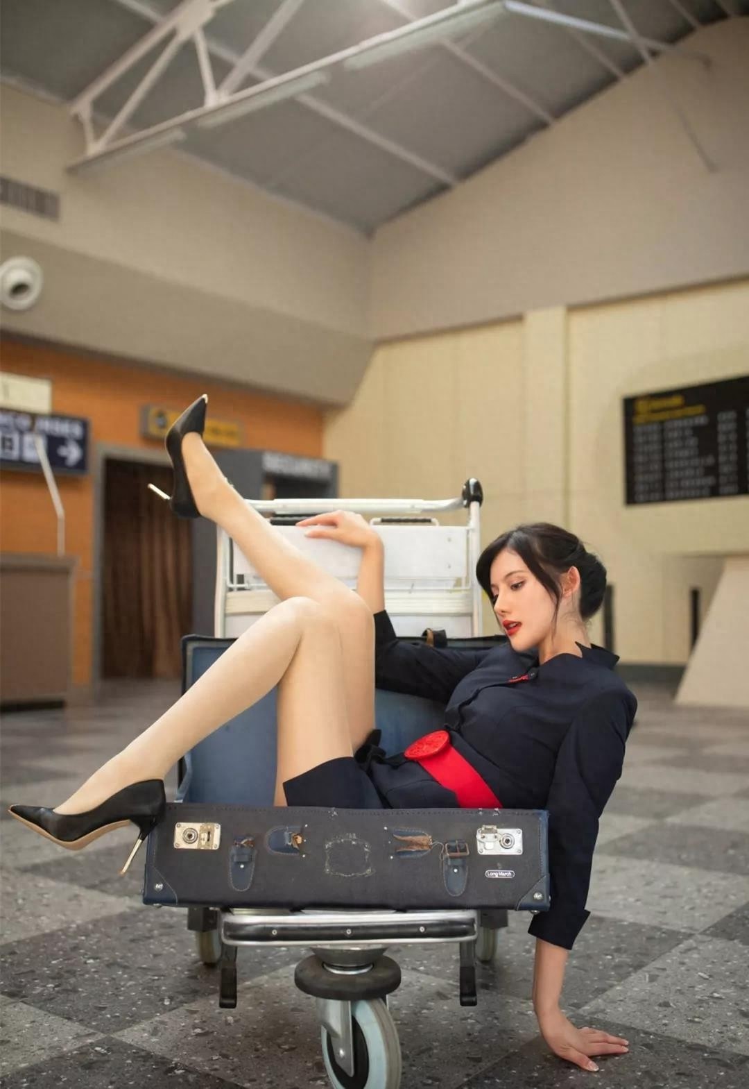 丝袜制服大美妞，说不出的性感妖娆