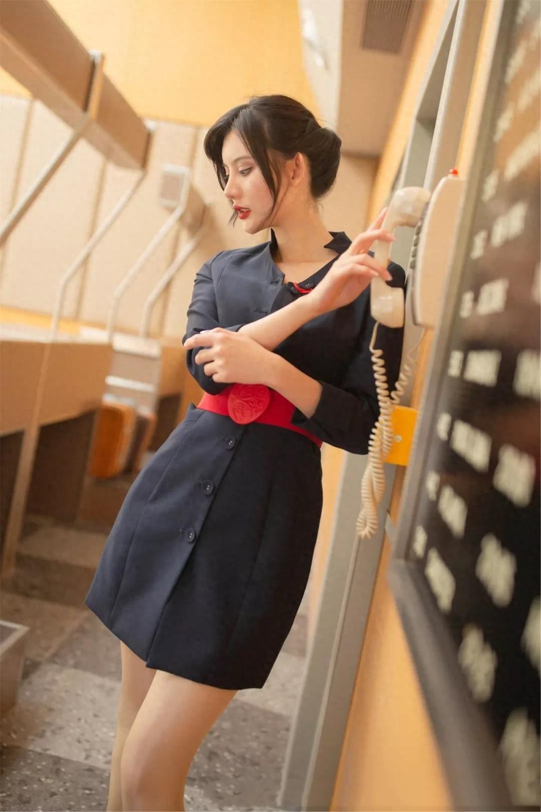 丝袜制服大美妞，说不出的性感妖娆