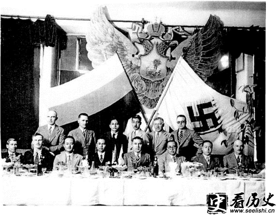 1934年，罗扎耶夫斯基(前排左二)在哈尔滨出席俄罗斯法西斯党的宴会。
